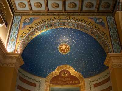 Pi� in alto notiamo un sovrarco con mosaici dorati, gigli, putti alati e il testo latino: Ut Omnibus Glorificetur Deus (�Affinch� in ogni cosa sia glorificato Dio�)